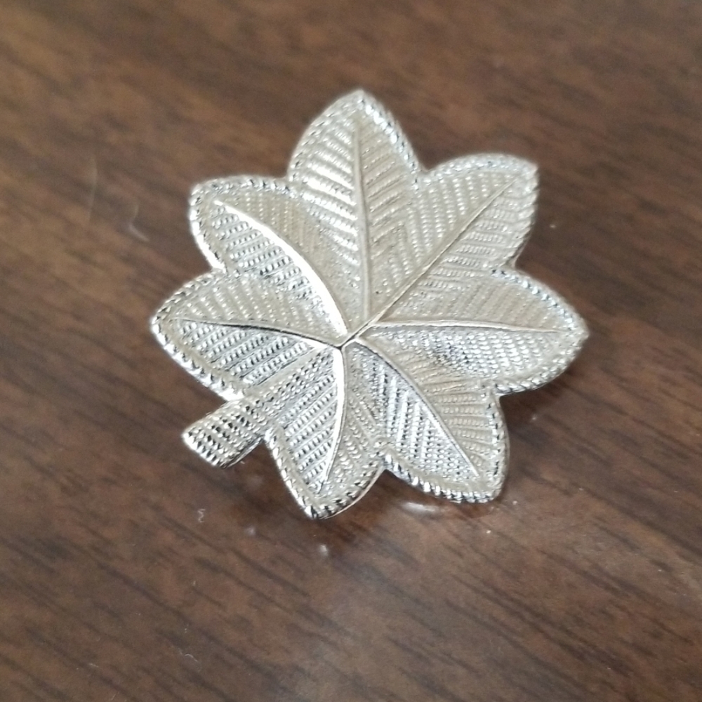 Silver leaf lapel pin